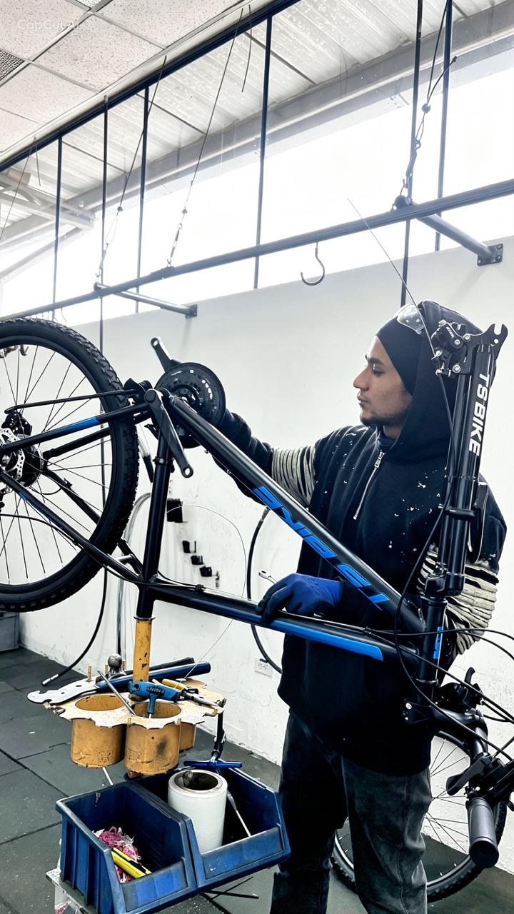 Técnico ensamblando una bicicleta TS Bike